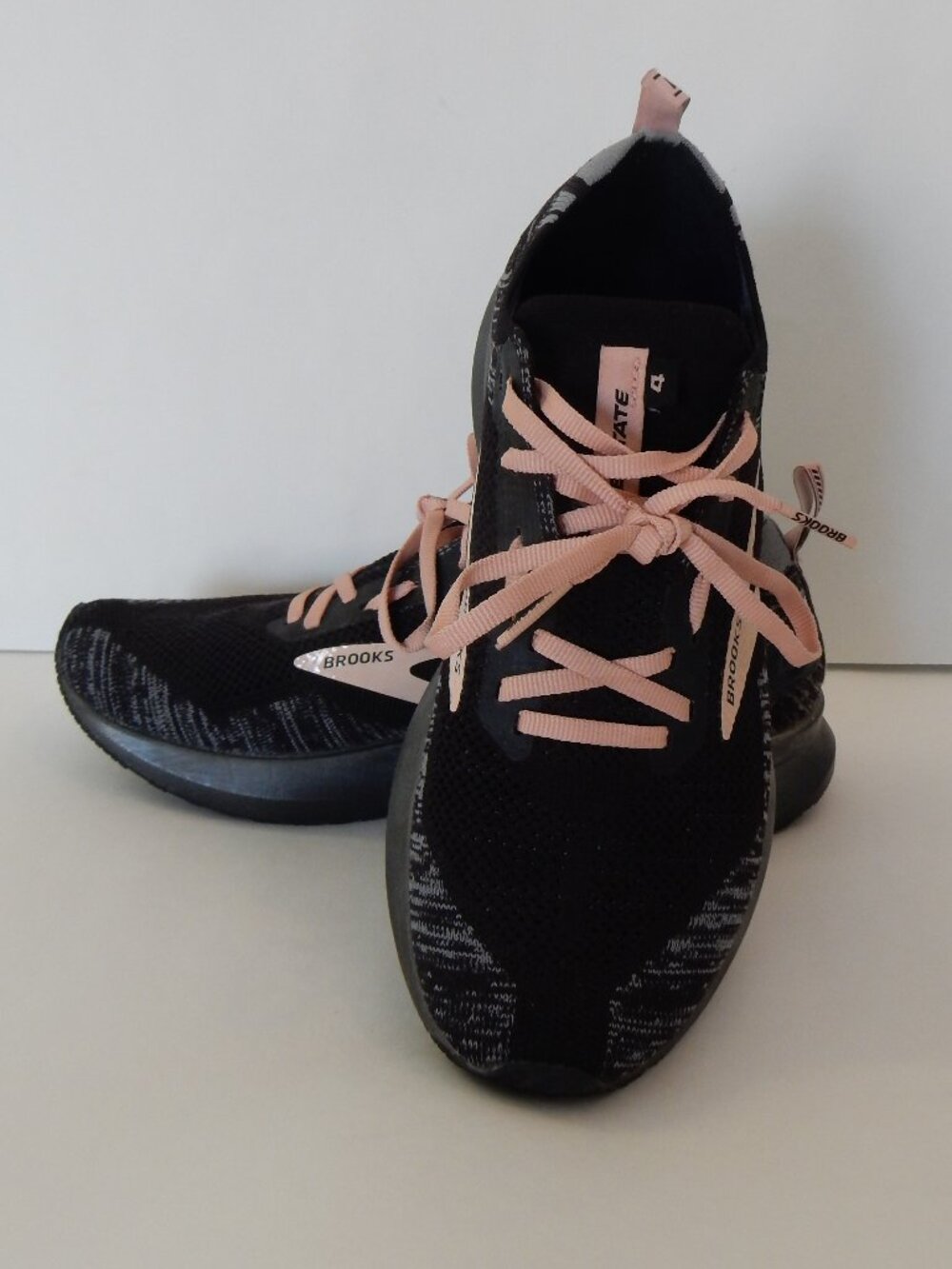 Brooks Womens Levitate 4.0 Black and Pink Running Shoe Size 10